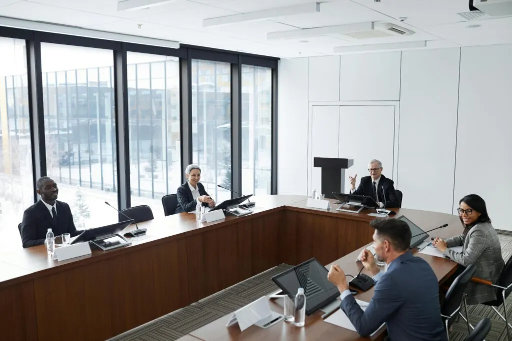 Besprechung an einem großen Konferenztisch