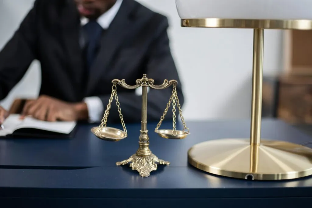 Juristische Unterlagen und eine Waage auf einem Schreibtisch
