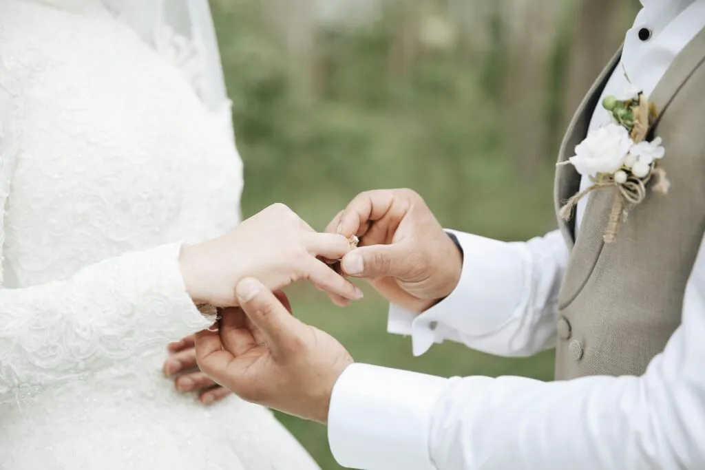 Ein Paar tauscht bei der Hochzeit Ringe aus